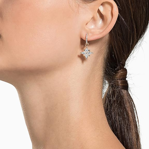 Mujer con Pendientes par amujer Swarovski Simbolica en forma de estrella y bañado en oro rosa